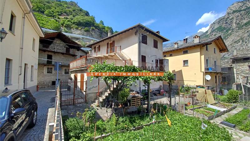Casa indipendente con giardino